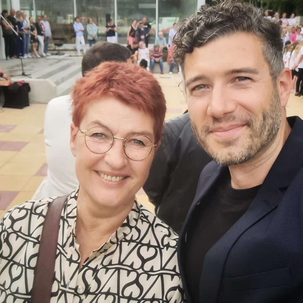 Doppelporträt von Carla Kniestedt MdL und Patrick Telligmann am Rande der Kita Eröffnung im Templiner Bürgergarten